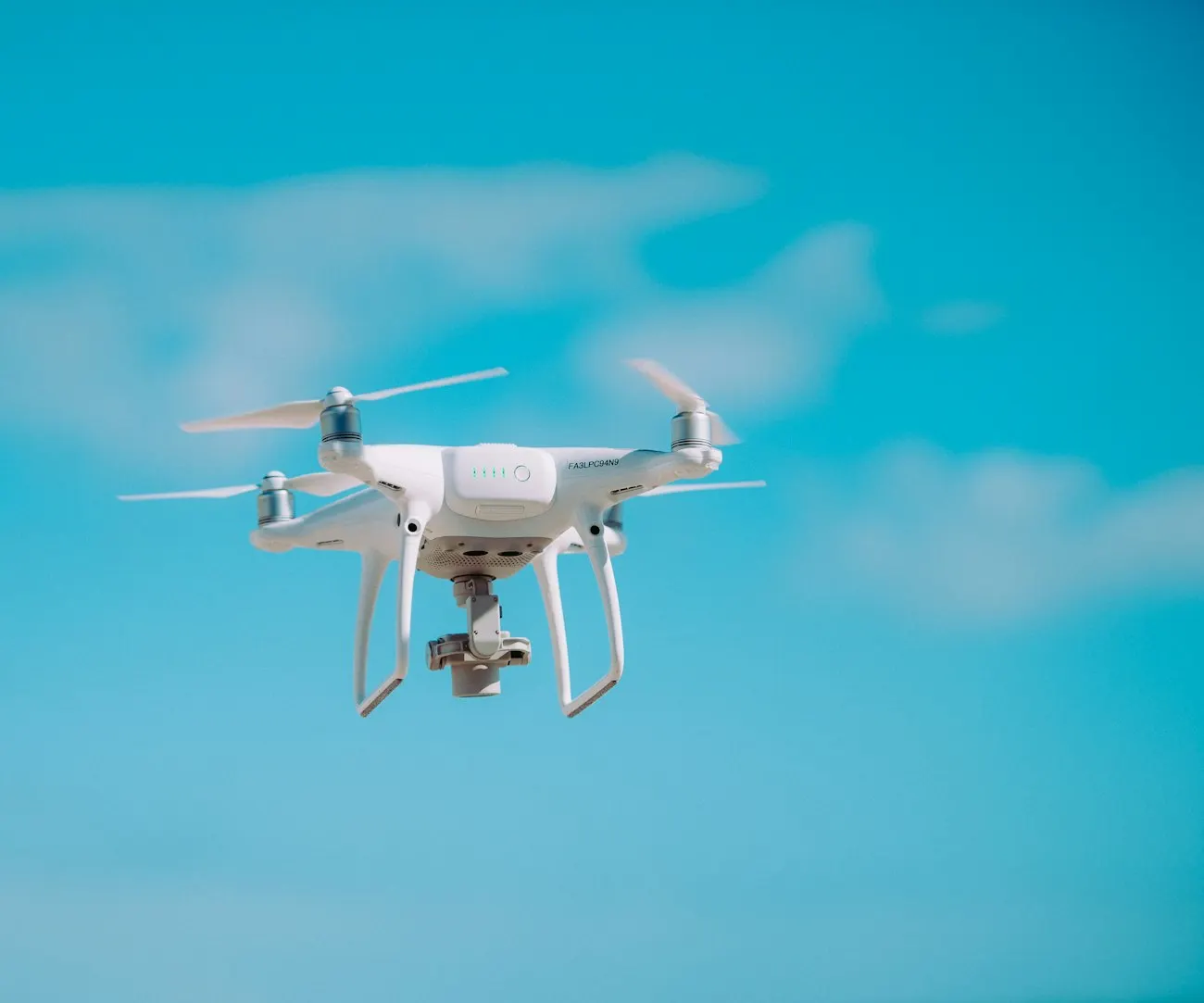 Drone bay trên bầu trời xanh