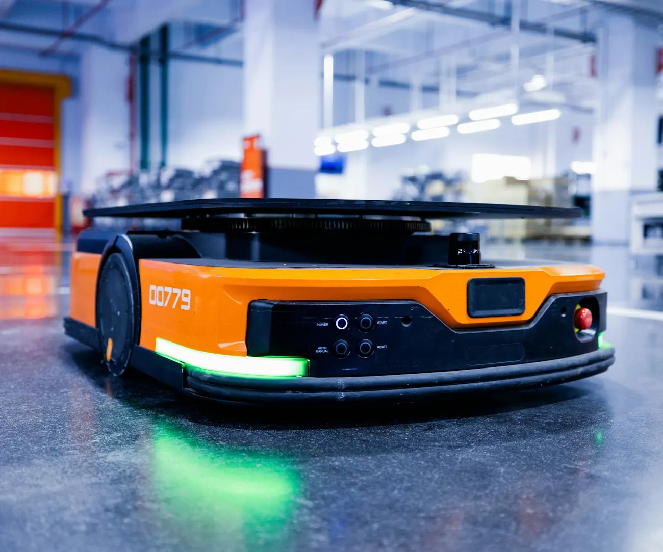 Robot tự hành AMR màu cam trong nhà máy