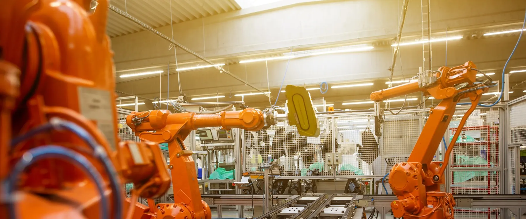 Robot công nghiệp màu cam trên dây chuyền lắp ráp