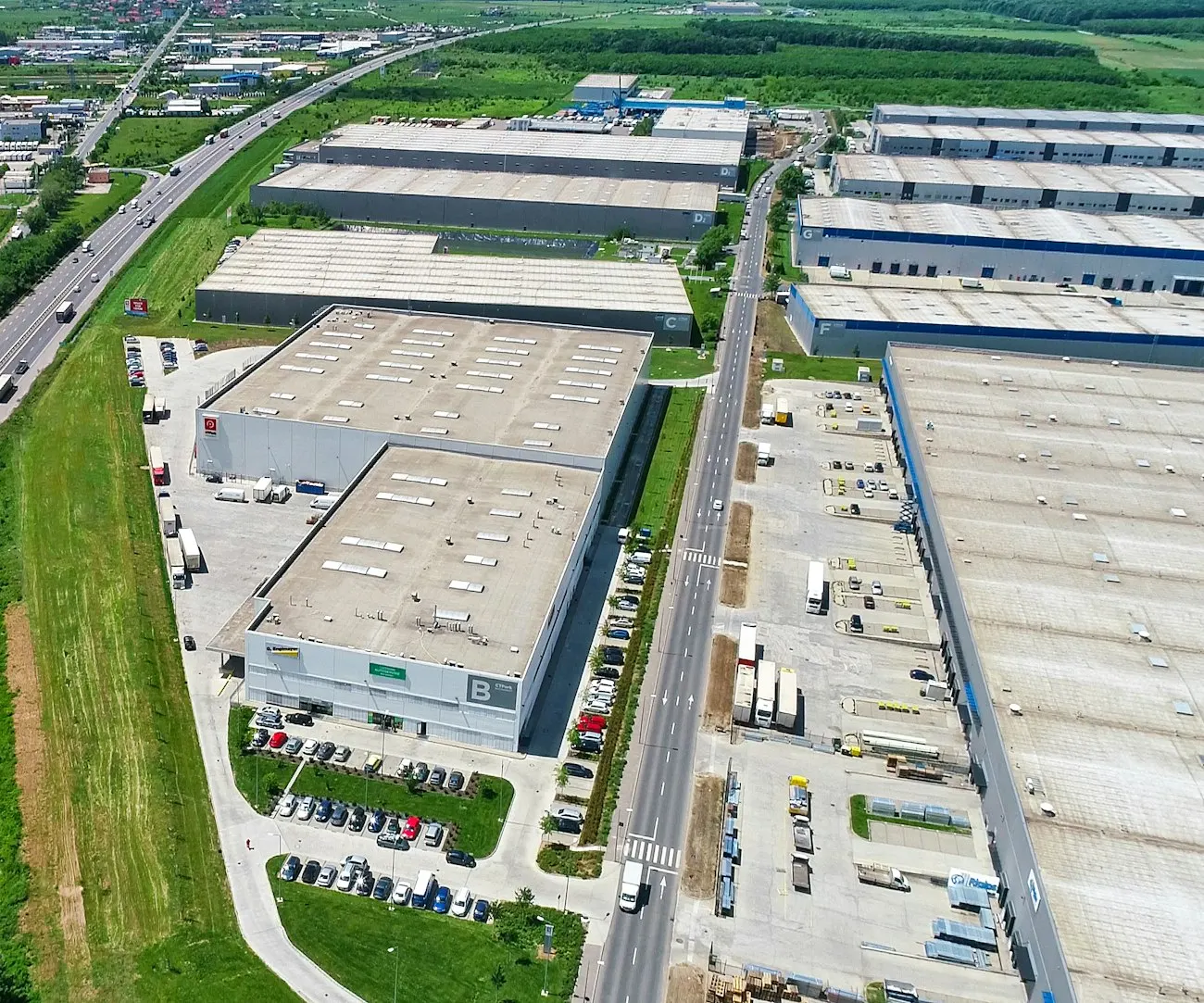 Khu công nghiệp nhìn từ trên cao với nhiều nhà xưởng